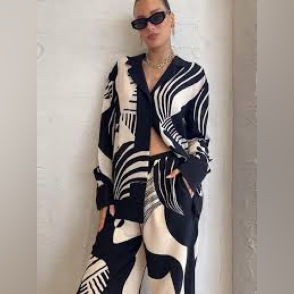 Abstract black and white pajama style set - Picture 2 of 5